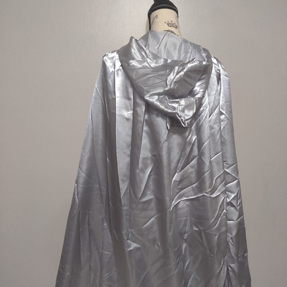 Cape - Picture 4 of 4